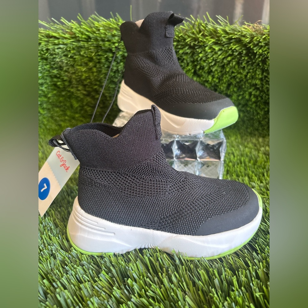 🦜NWT Cat & Jack Black and Green Kids Sneakers size #7 🦜